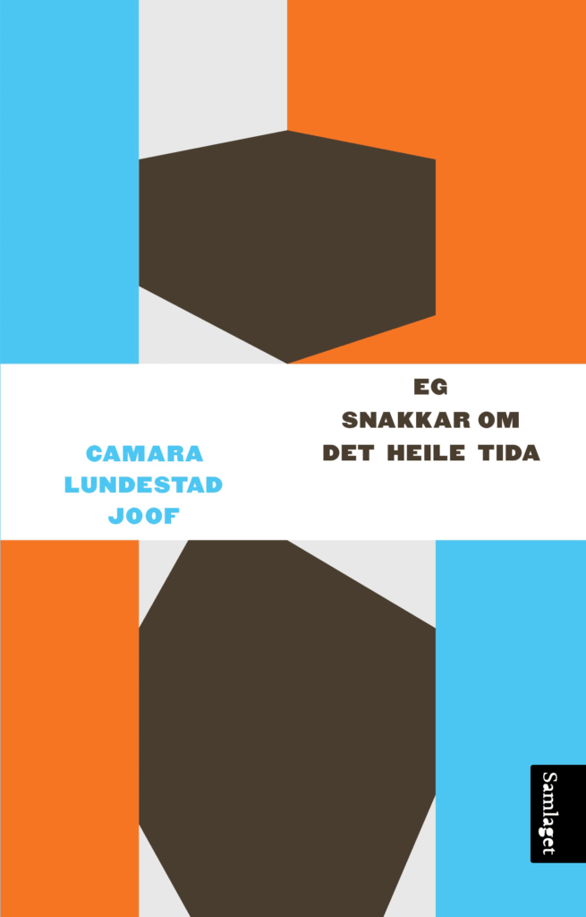 Bokforside. Eg snakkar om det heile tida av Camara Lundestad Joof fra 2018. Nominert til Bibliotekets litteraturpris. Abstrakte geometriske former i grått med blå, oransj og hvit bakgrunn.