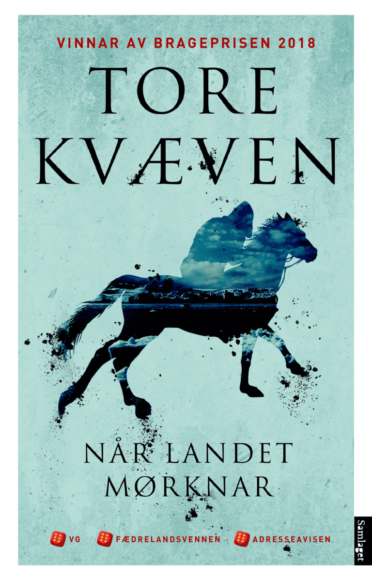 bokforside for Når landet mørknar av Tore Kvæven fra 2018. Nominert til Bibliotekets litteraturpris. Blå bakgrunn med en siluett av en hest